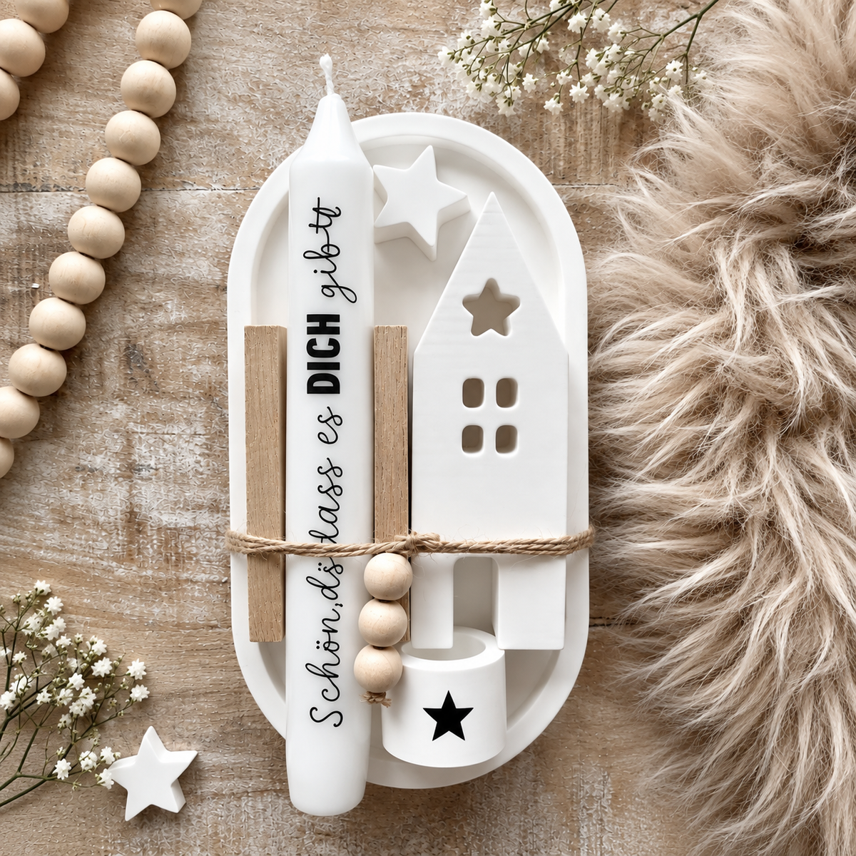 Handgefertigter Hygge Kerzenteller Lebensfreude mit Kerze, Holzhaus und Stern