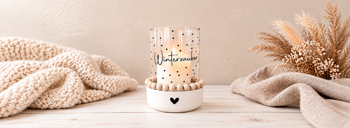 Handgefertigtes Winterzauber-Windlicht mit Kerzenlicht und Holzperlen in gemütlicher skandinavischer Dekoration