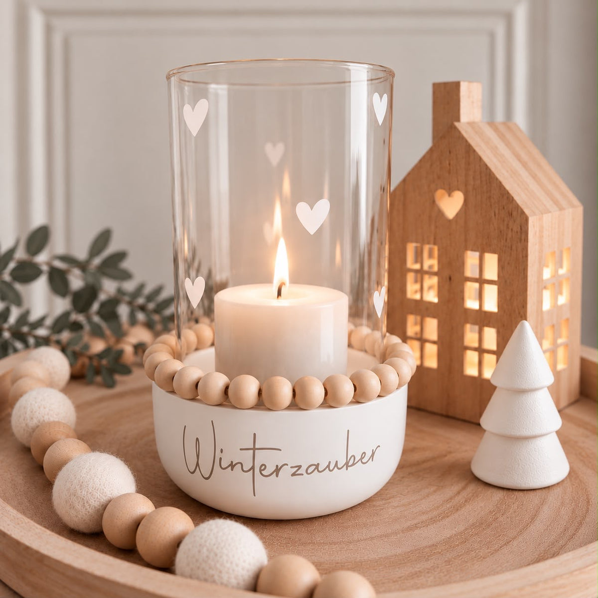 Windlicht mit Kerze und weißen Herzen